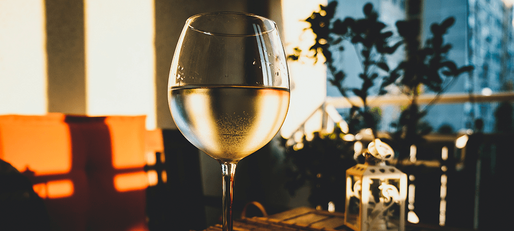 Guia do vinho branco: tipos de uvas, processos e harmonizações
