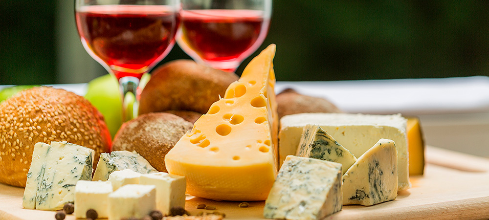 Entenda como funciona a harmonização de vinhos e queijos